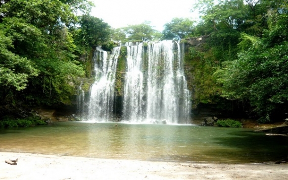 Llanos Del Cortes Waterfall